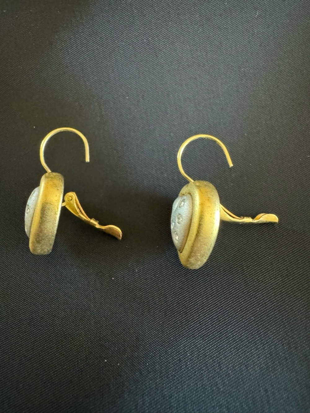 Vintage-style puffed heart design earrings - Picture 5 of 5
